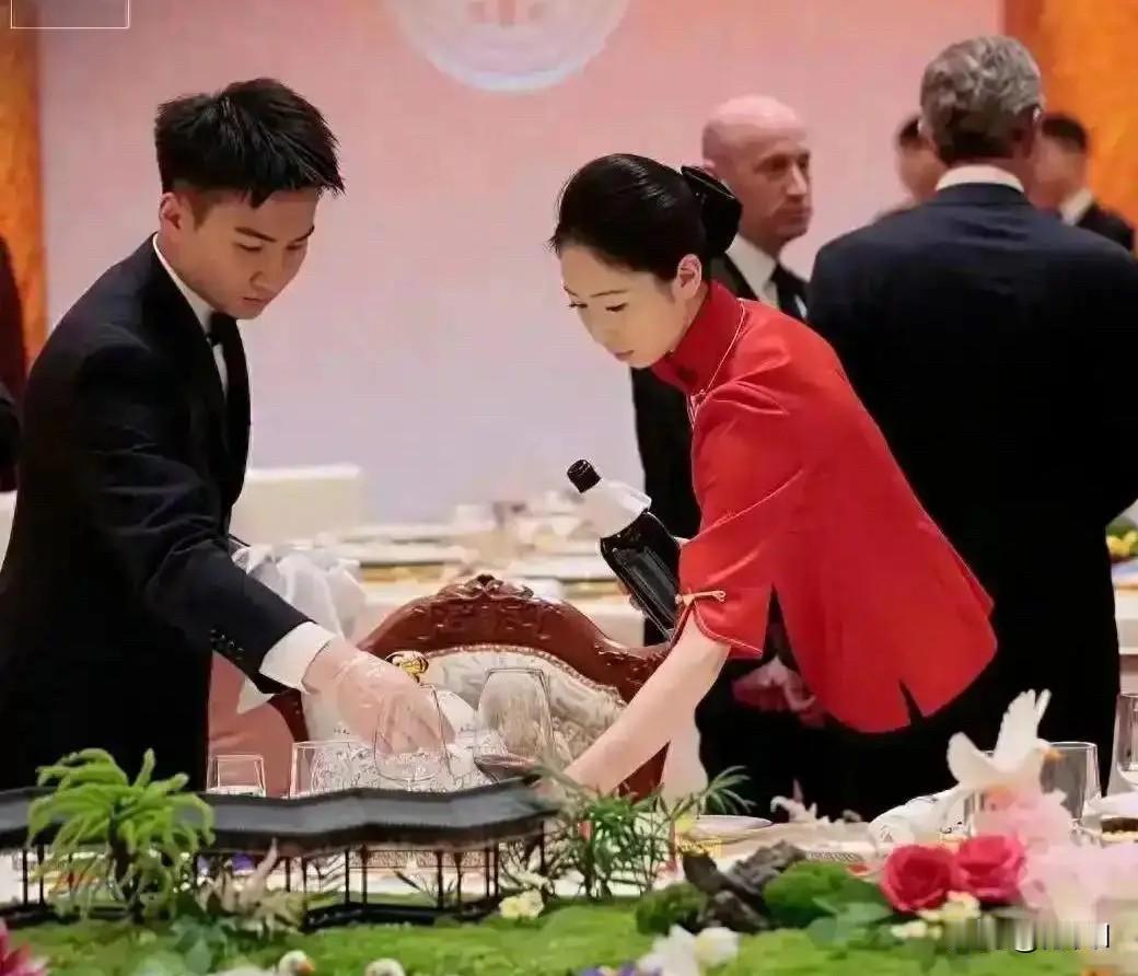 人民大会堂女服务员万里挑一

每次召开重大会议的时候，镜头里总能看到一群身着红色