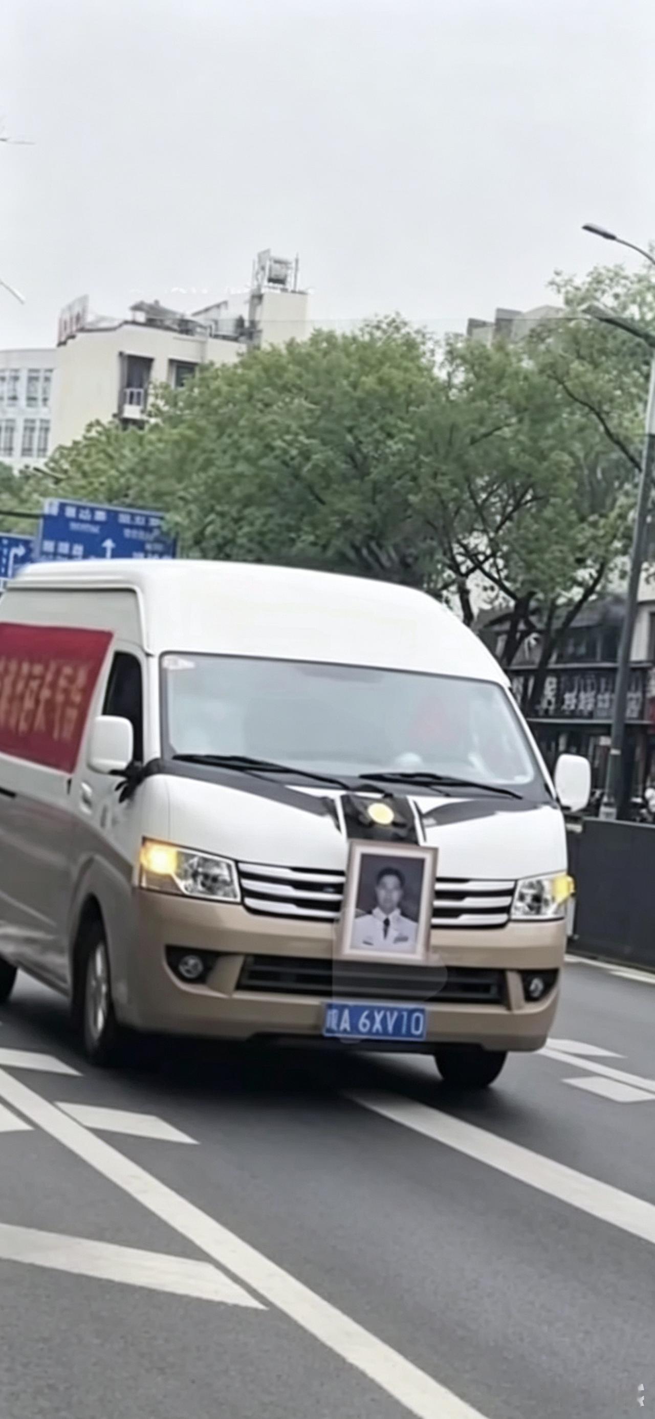 同事请了十几天假，说家里有事，大家都很纳闷，他双方父母很年轻，身体很硬朗，俩孩子