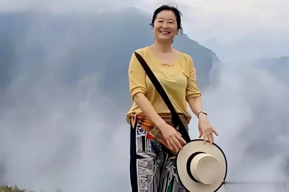 林青霞69岁了，但你敢信？她穿件素衣，往那儿一站，整个场子都安静了。不是靠滤镜，