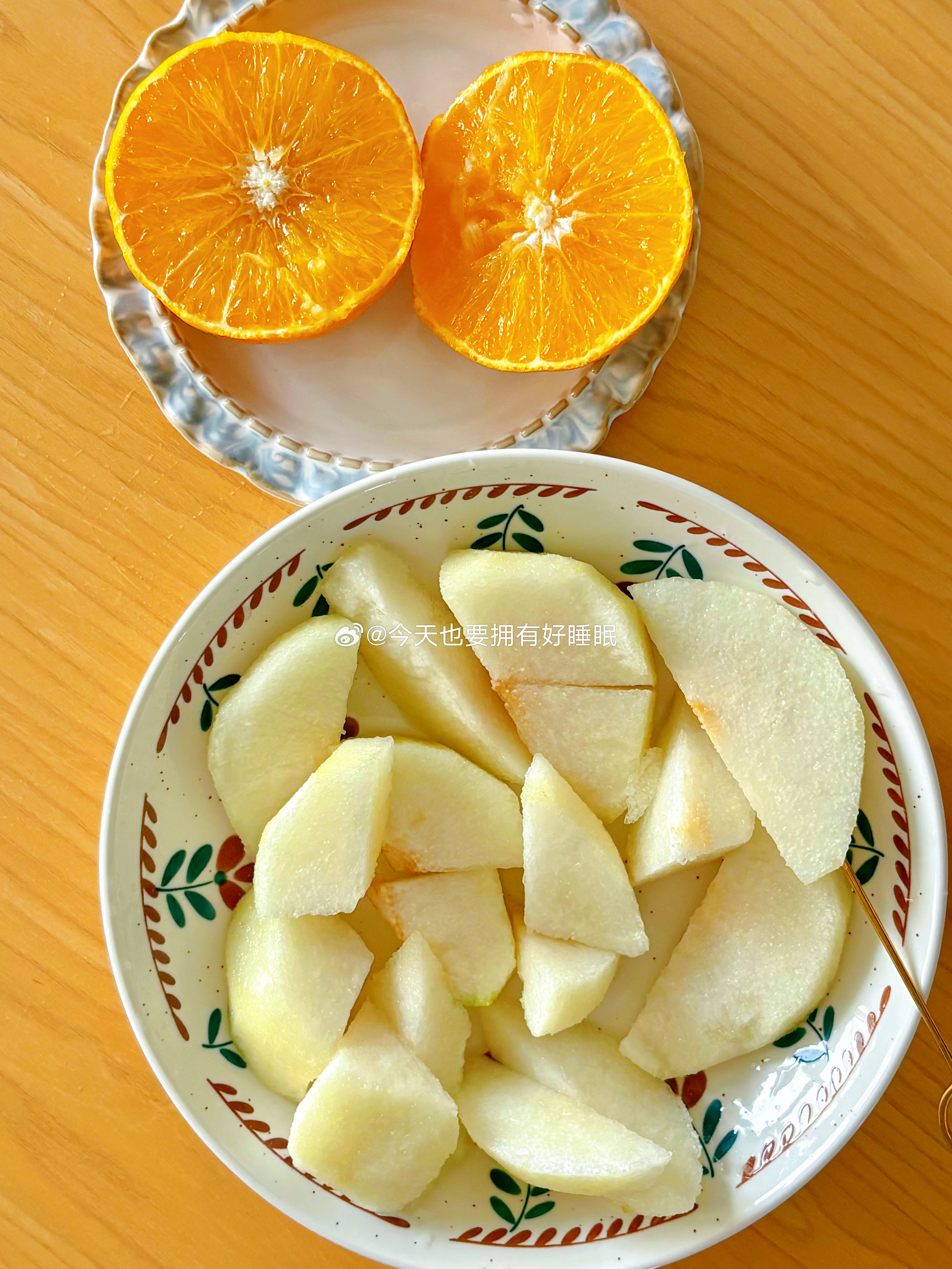 中午吃的太撑 不消化哈哈哈哈晚上 酸奶麦片 一个大🍐一个橙子 一根冰淇淋 ​​