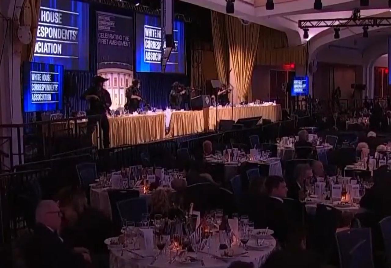 前方吃紧，后方紧吃。

这是美国现在的真实写照。

虽然，不知道白宫晚宴具体吃的