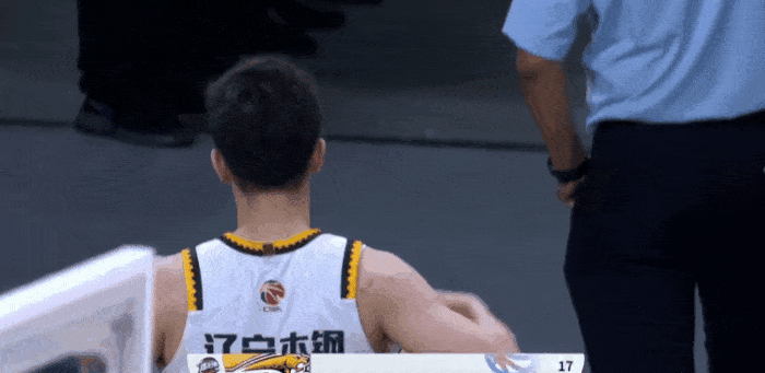 温情一刻，赵继伟被换下后立刻返回更衣室看望李晓旭，回来后，韩德君向他询问情况，从