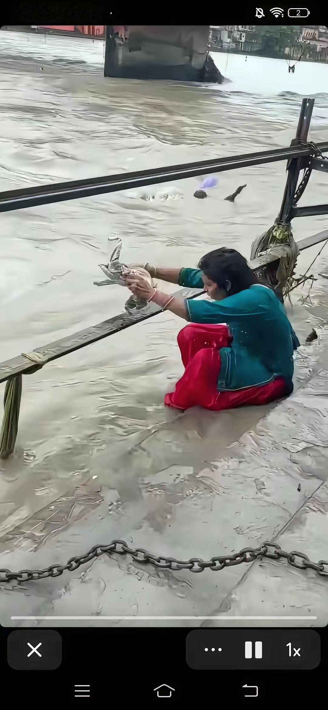 惊呆所有人：骨子里的善良！近日，一位大姐在河边散步，突然看到上游水流冲下来一个溺
