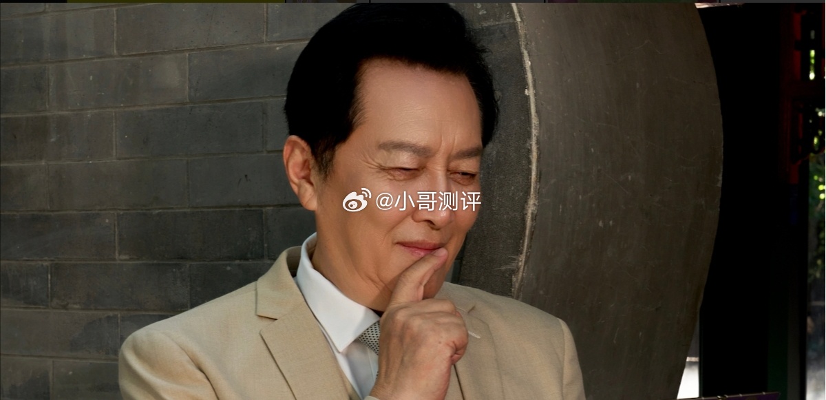 最适合唐国强的手机出现了唐国强玩梗三折叠 唐国强老师拿着手机玩梗 神态里全是雍正