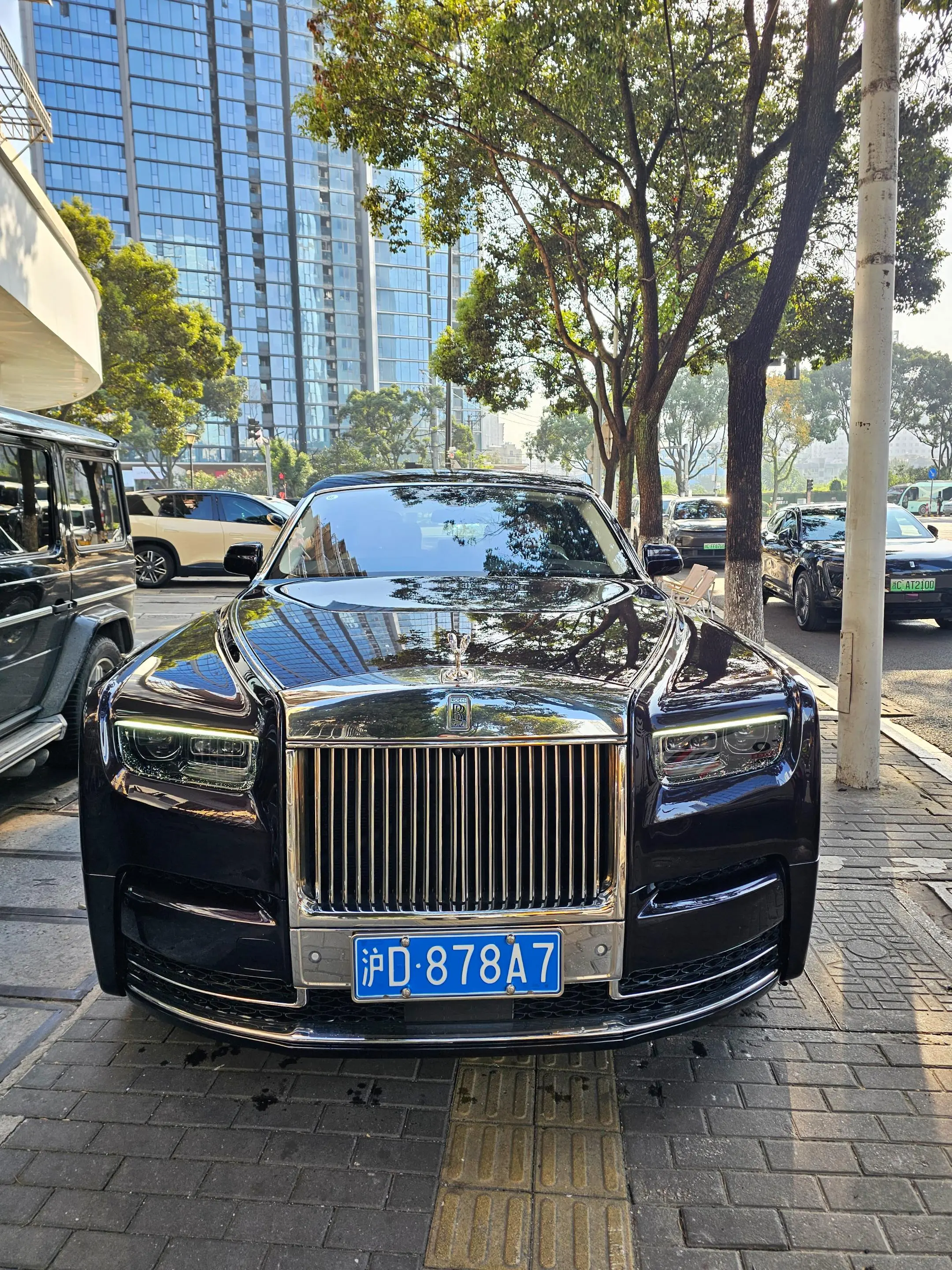 偶遇顶级大佬座驾劳斯莱斯幻影8.5代加长，紫色的外观白色腰线和星空大灯...