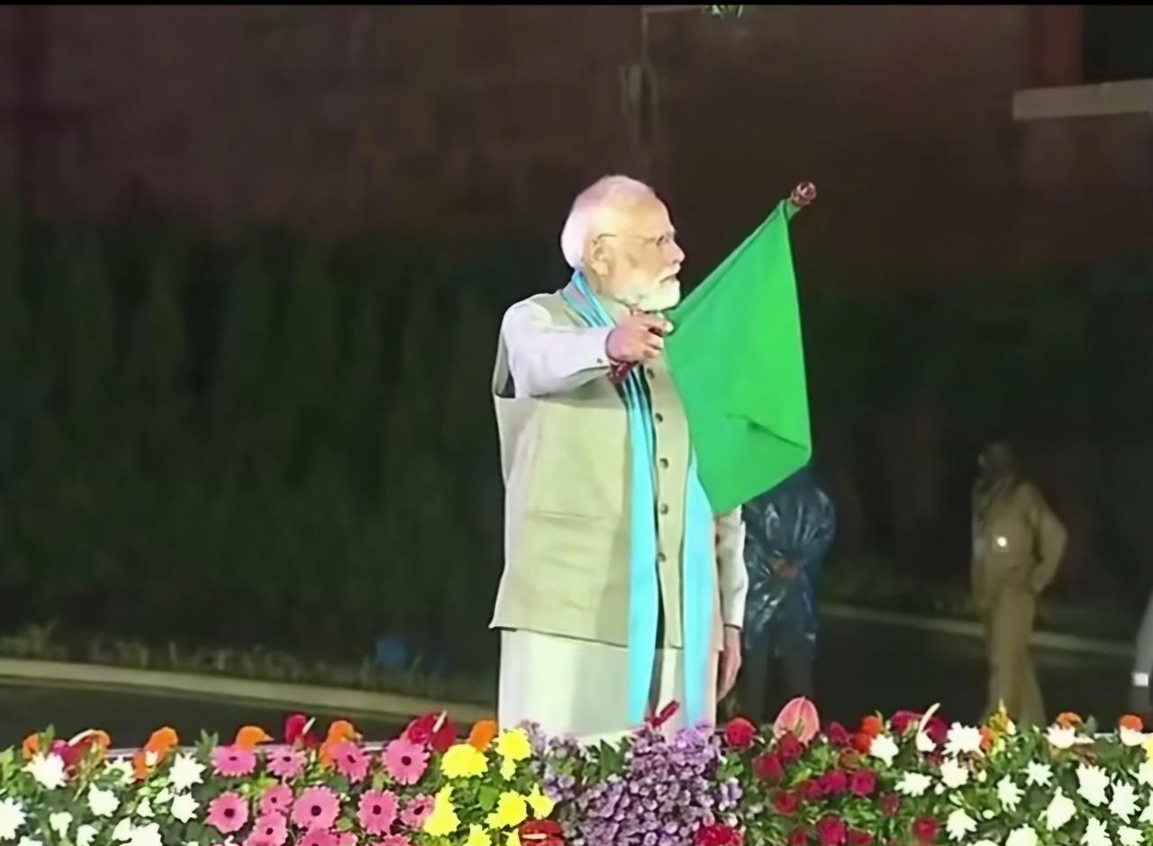 太反常，莫迪最近消停了，不和特朗普“鬼混”了，不去联合国，不往东盟峰会，拿着小绿