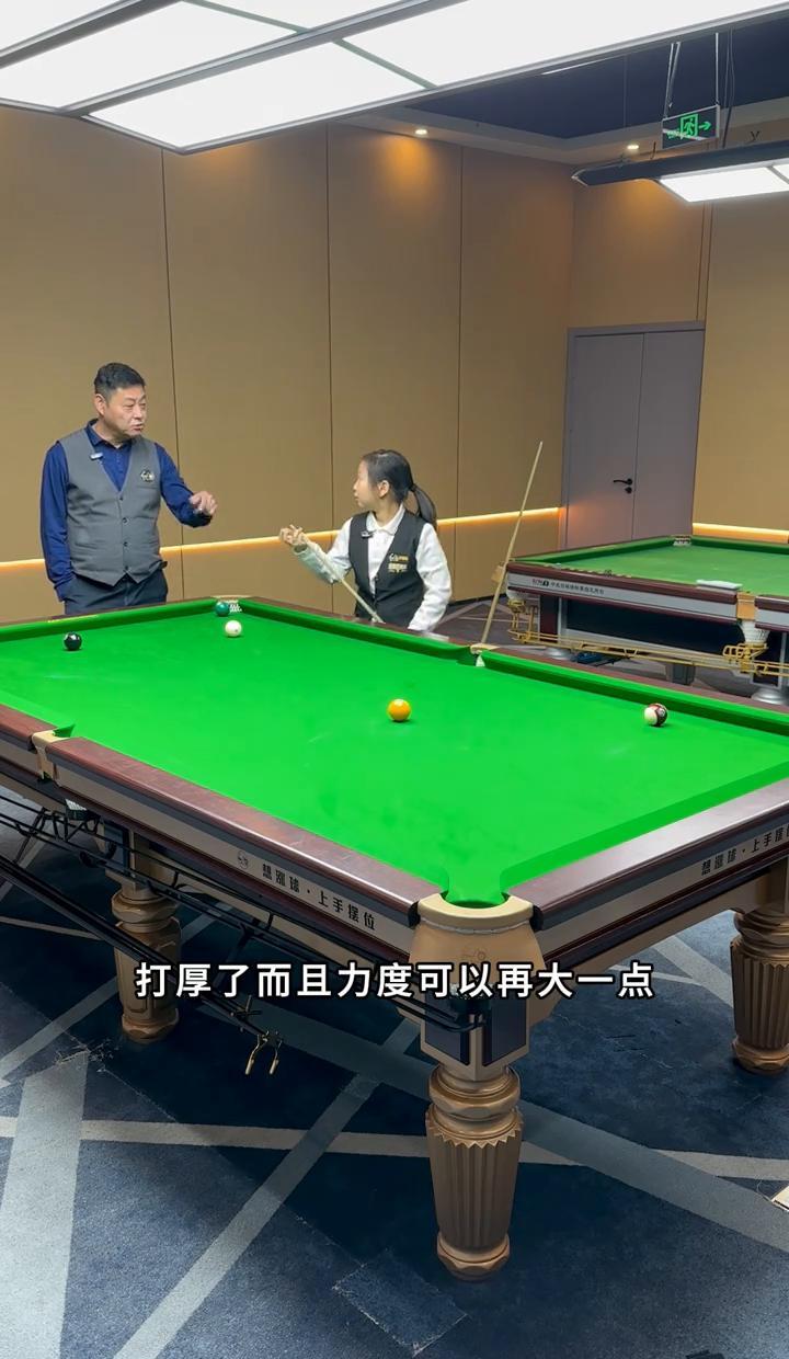 别只盯着那颗死球。
职业选手解残局时，眼球永远粘在白球身上。
马克·威廉姆斯去年