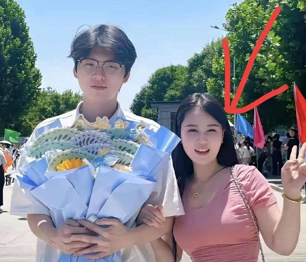 高考结束后，一位考生妈妈去接考，两人在考场门前拍照纪念，结果妈妈却在网上火了，原