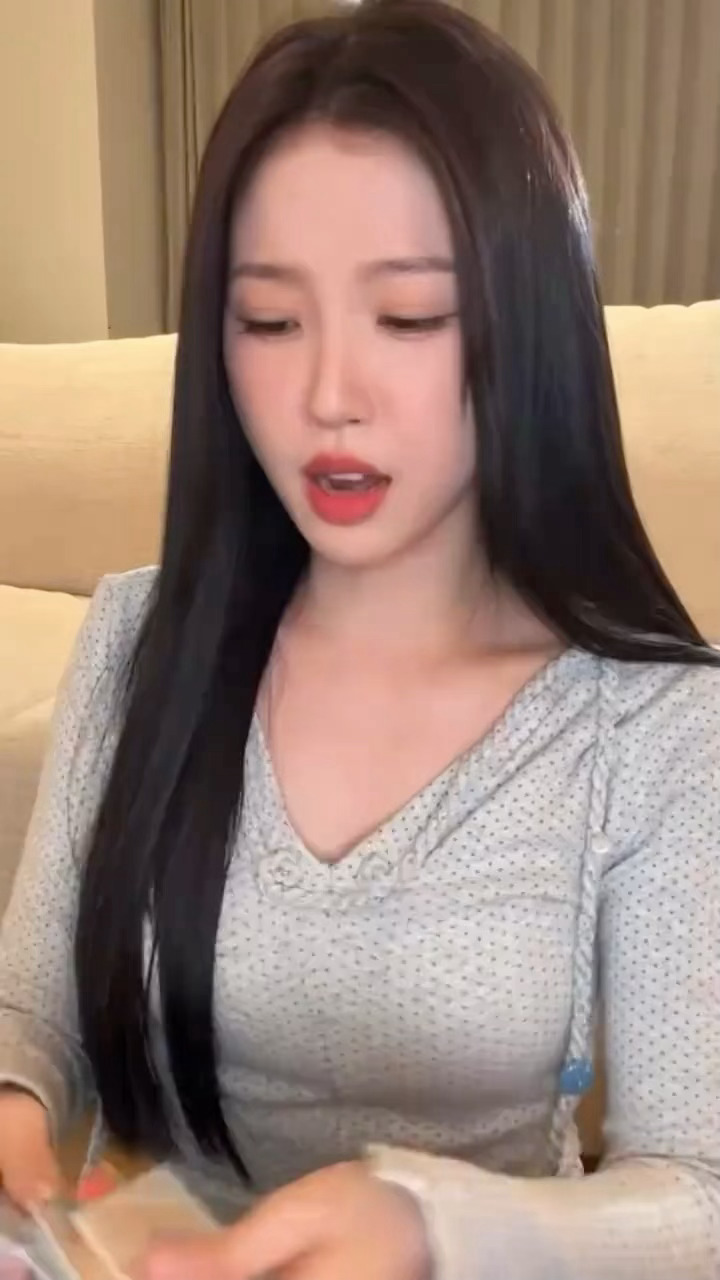 孩子真的好喜欢模仿蜡笔小新 一样一样的 