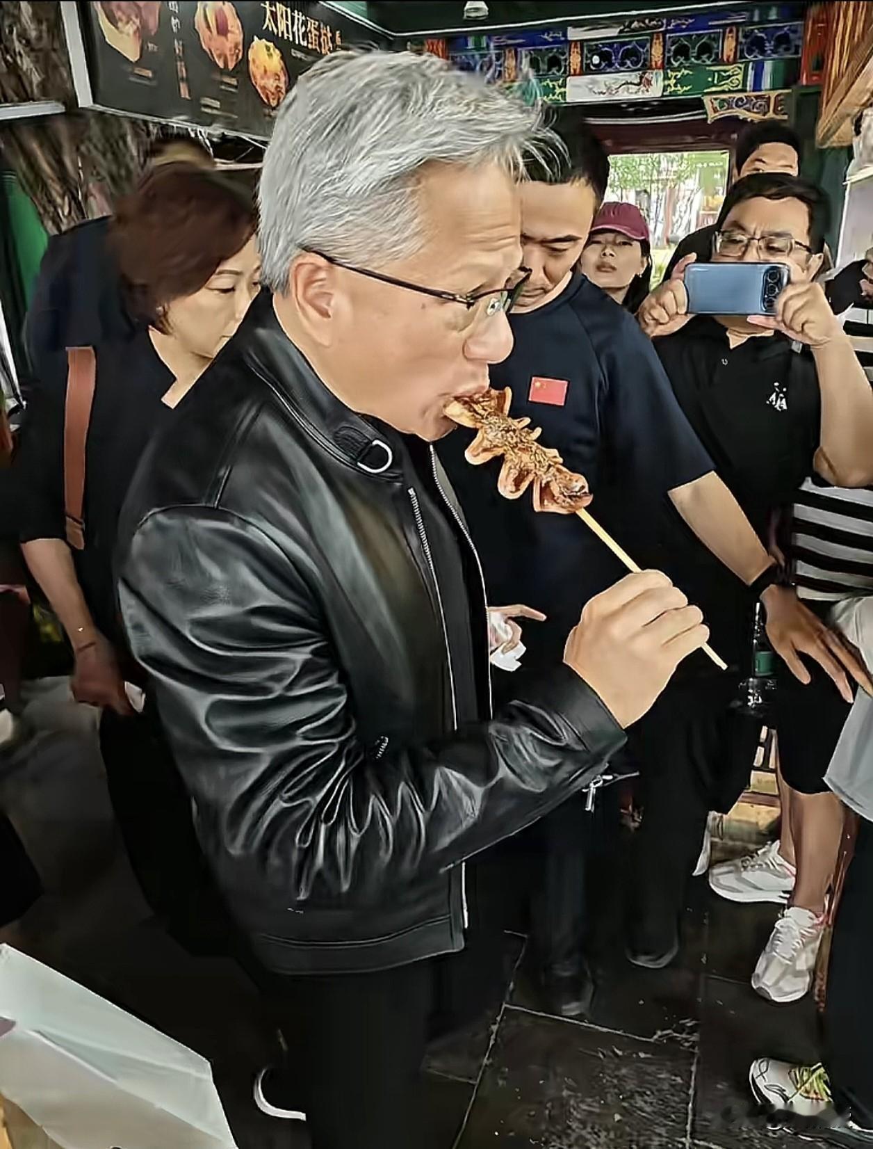 今天黄仁勋刷屏了
在互联网上有很多黑粉骂他
我挺喜欢黄仁勋
理由很简单，真实
像
