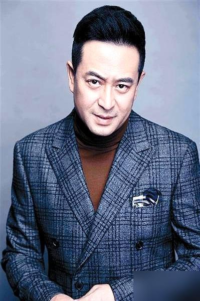 当着全剧组的面，张嘉译拿起对讲机就骂孙浩：你滚回西安种地去！

这事当年在圈里传