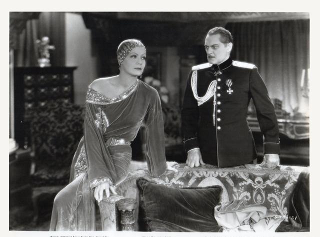 1914年，英国一名军官，与一位美艳的脱衣舞娘快活了一晚。3天后，他与上万名士兵