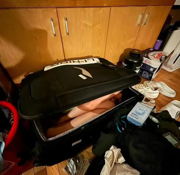 20岁篮球运动员把女朋友装行李箱也是别出心裁，为了躲过俱乐部的检查，但又不得不帮