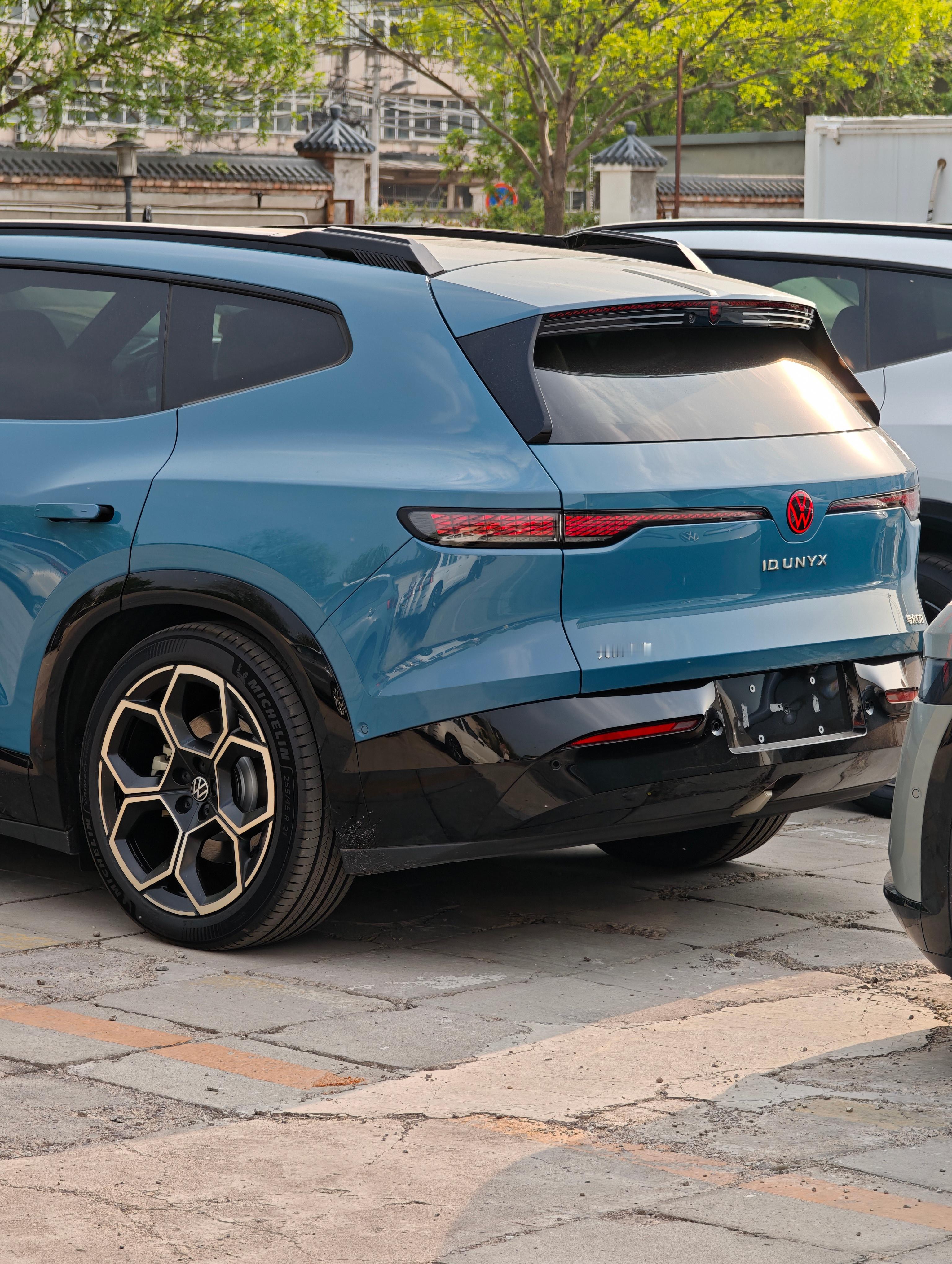 与众不同的与众08，一台小众的大众除了尖尖的大灯不是很顺眼，其他方面都秉持中庸之