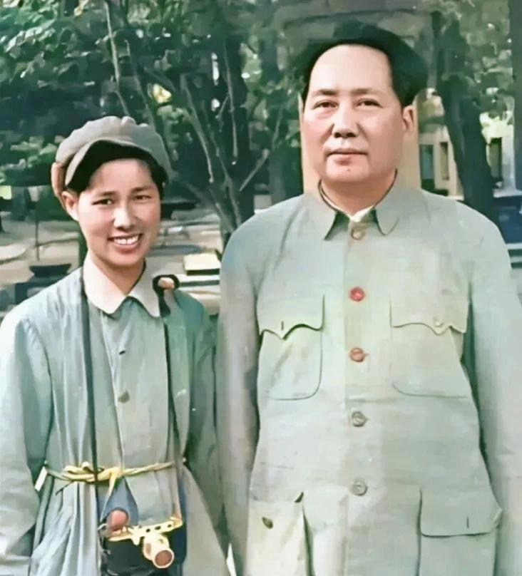 您知道与毛主席合影的这位小姑娘是谁吗？她可不简单，她就是毛主席及中央领导的专业摄