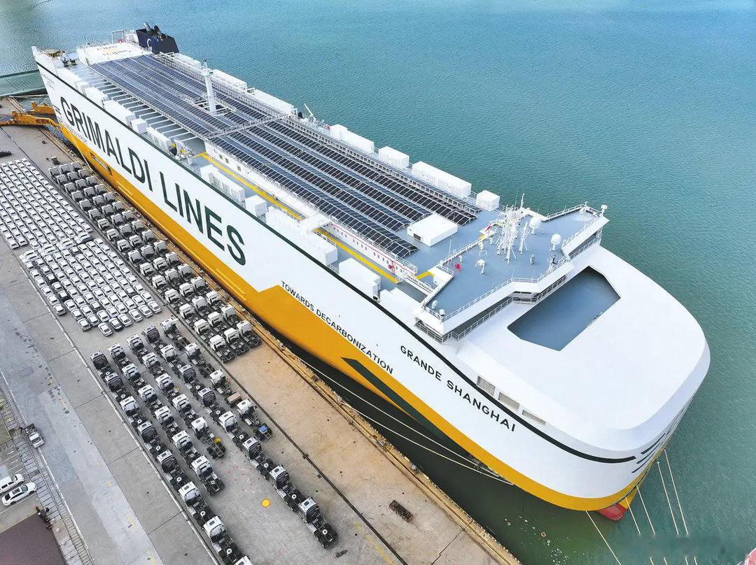 中国电动车在海外卖疯了，但新的瓶颈出现了：运不出去。运输船不够用，单车运费涨了约