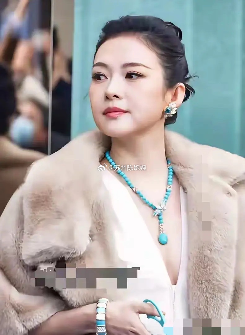 怪不得没人找章子怡演戏了，不是演技退步了，也不是身价太贵了！而是章子怡身上的珠光