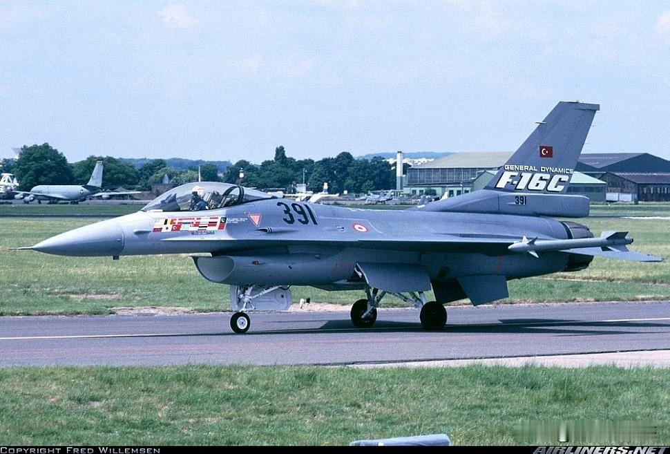 1987 年，第一架 F-16 战斗机交付给土耳其。