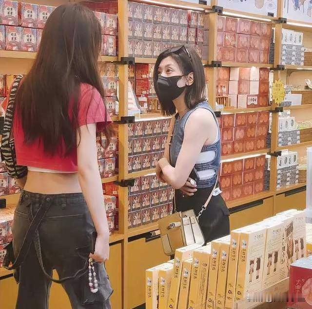 50岁贾静雯看起来好似20几岁！

一身穿设计感牛仔镂空背心，搭配黑色长裤，斜挎