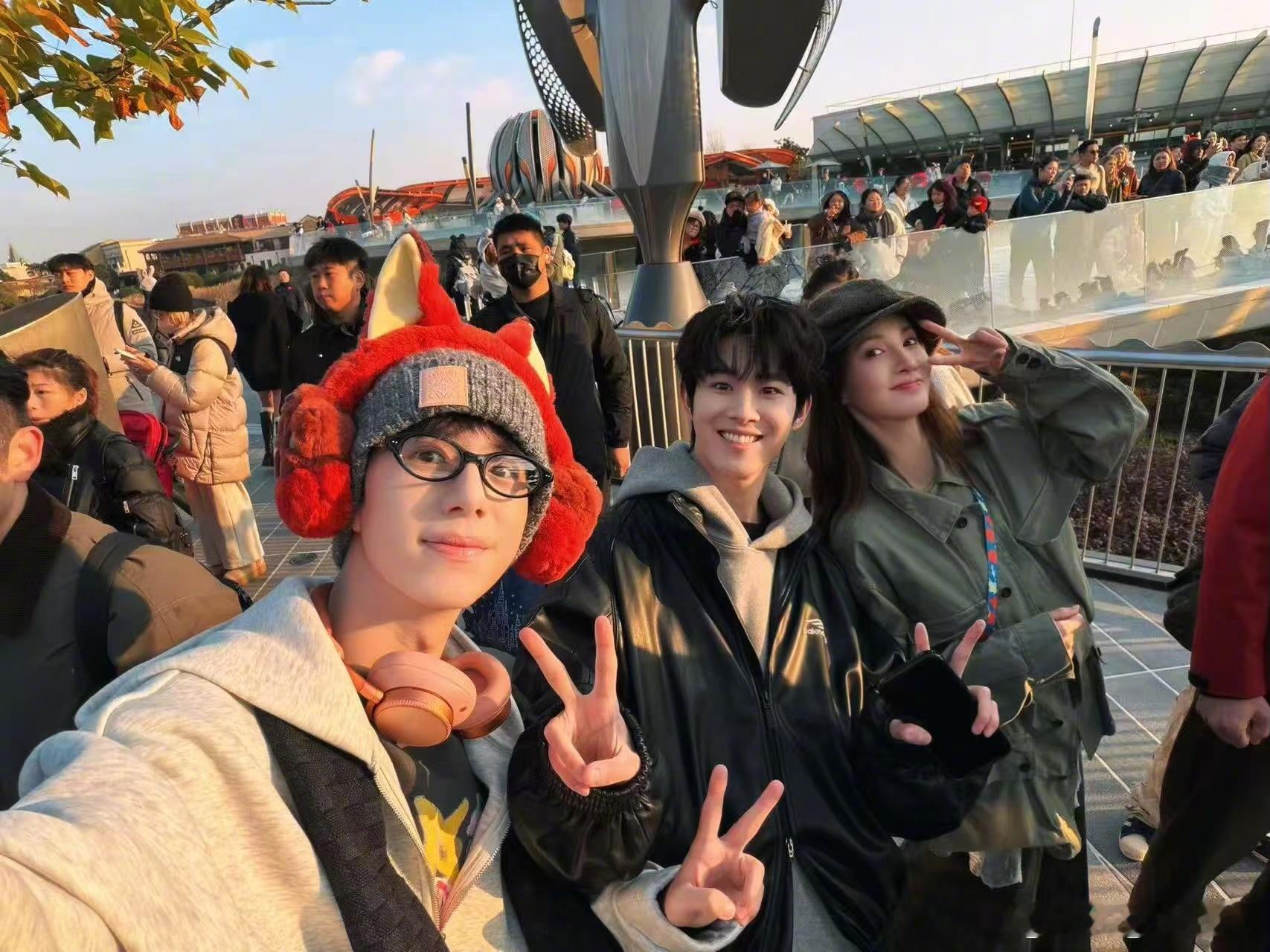 金晨一下飞机就直奔快乐星球下飞机不回酒店不赶场，金晨直奔迪士尼解锁“快乐星球”副