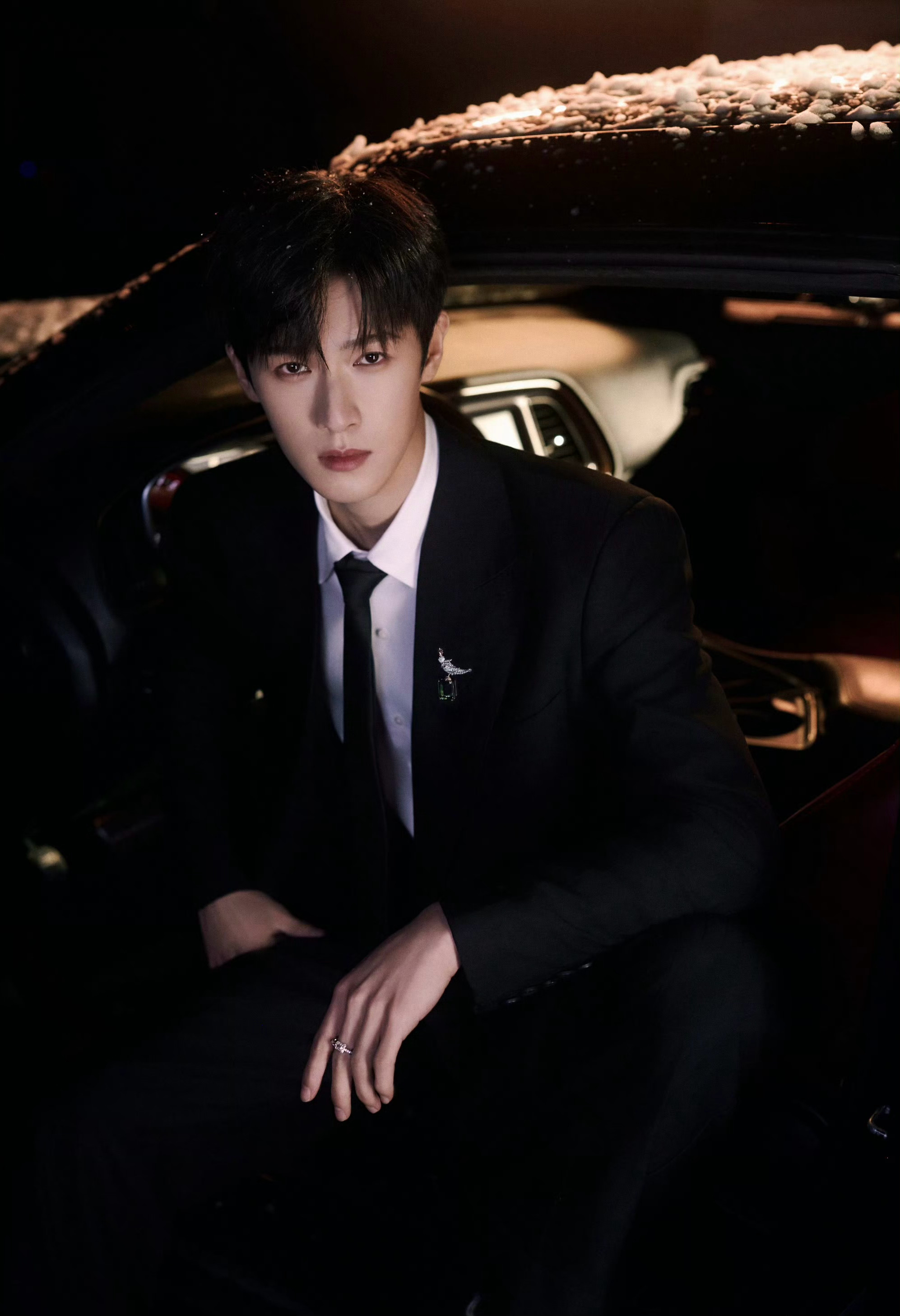 李昀锐 今日  造型大片，身着经典黑色西服套装，点缀一枚Tiffany & Co