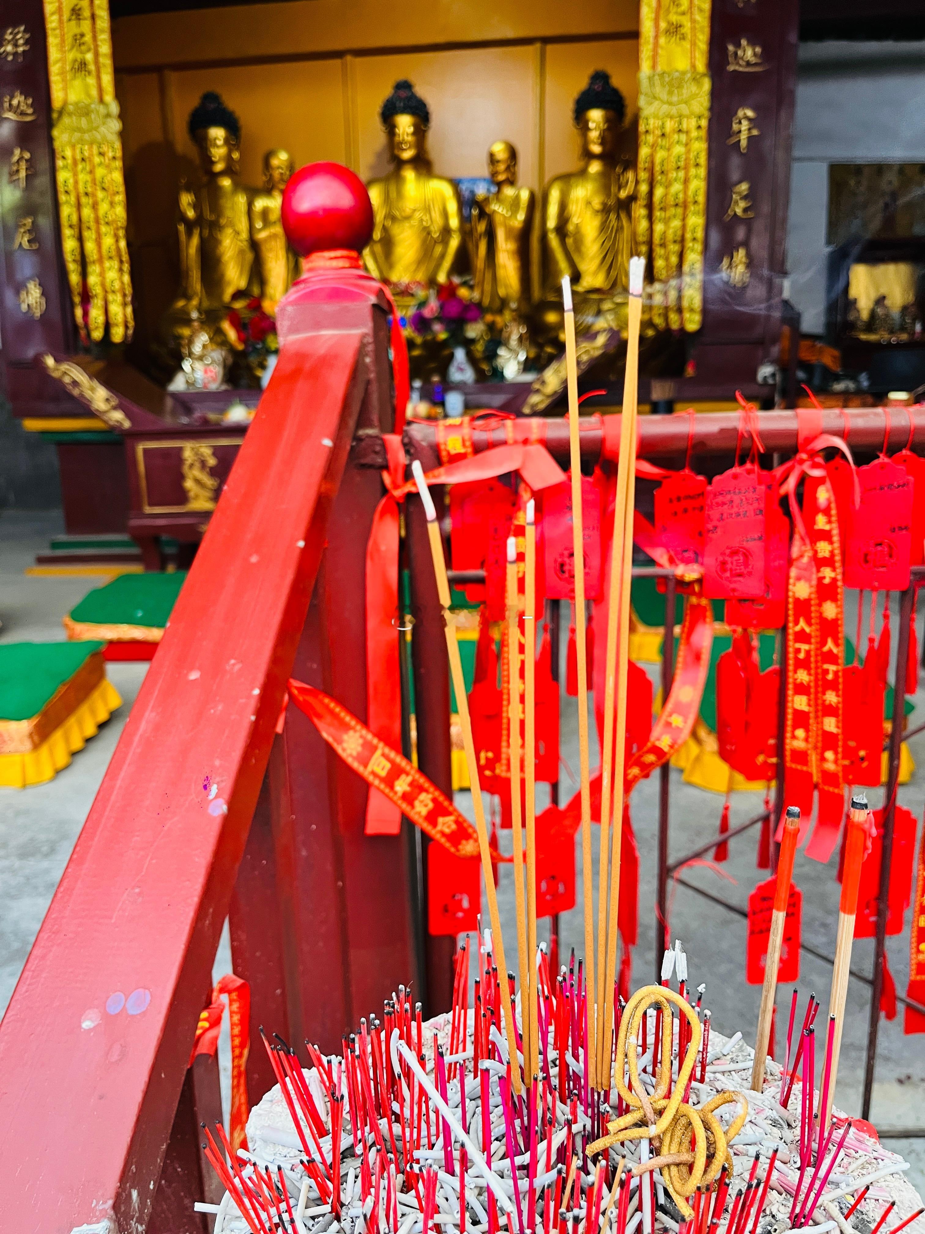 奶奶帮大家祈福 香烟明灭处，给大家讨一个大吉大利。好运连连