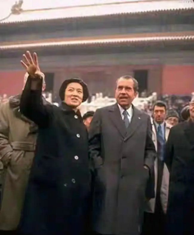 1972年，章含之和尼克松的合影，那年她37岁，举止端庄，气质不凡 