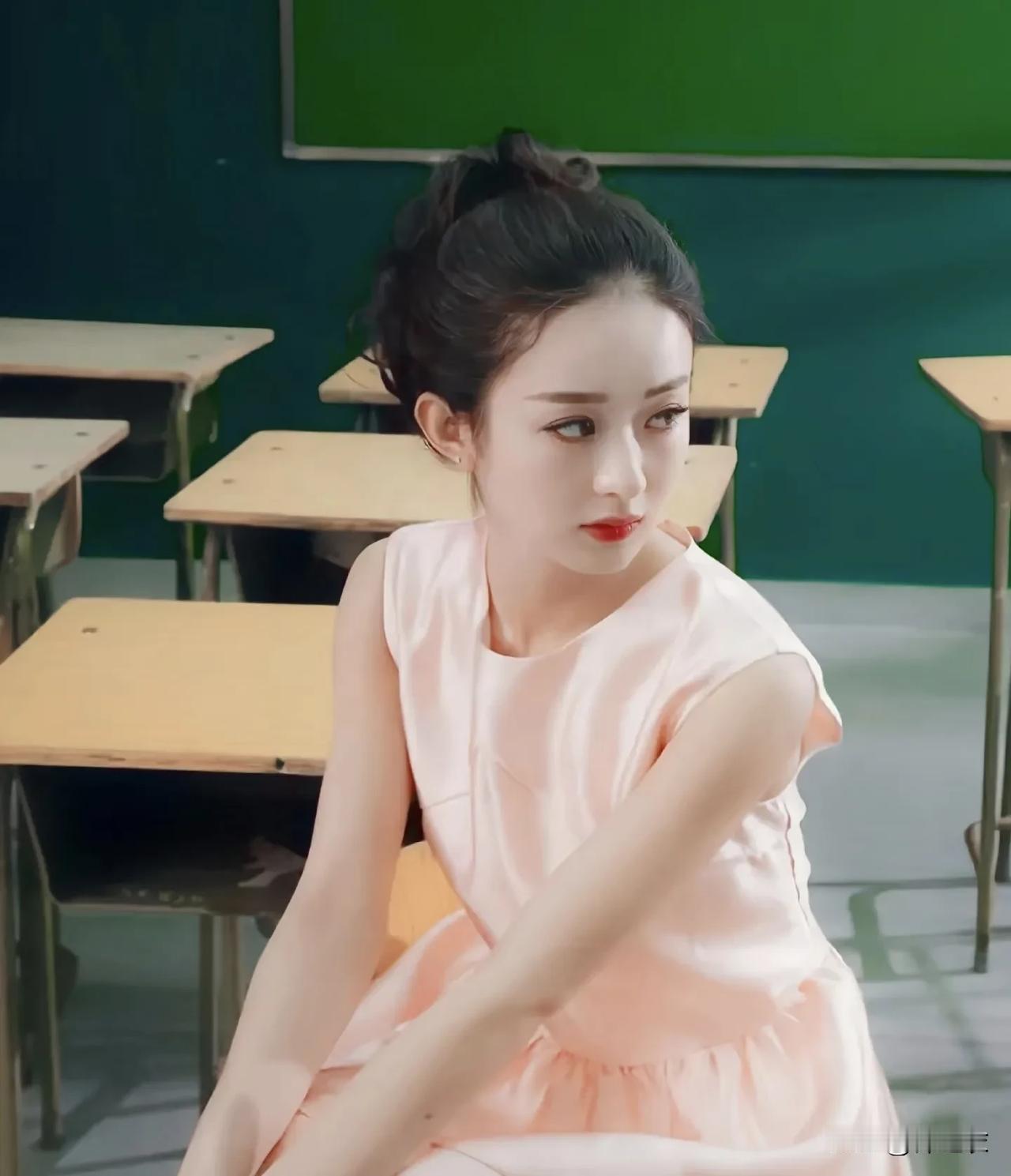 因为演技和一身正气，赵丽颖哪怕是穿料子少的衣服就莫名的感觉很优雅，一点不DS。