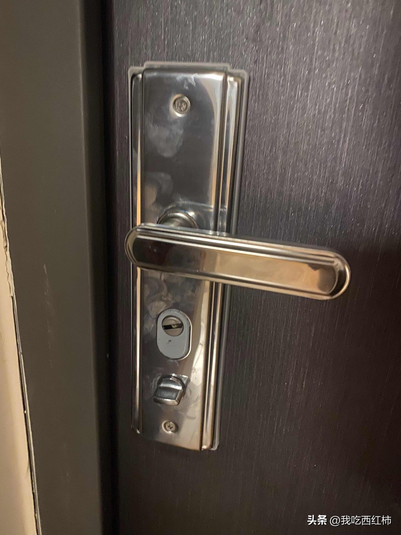 换锁被坑了多少？
因为晚上智能锁突然坏了，喊上门师傅开门，开不了，直接暴力撬开门