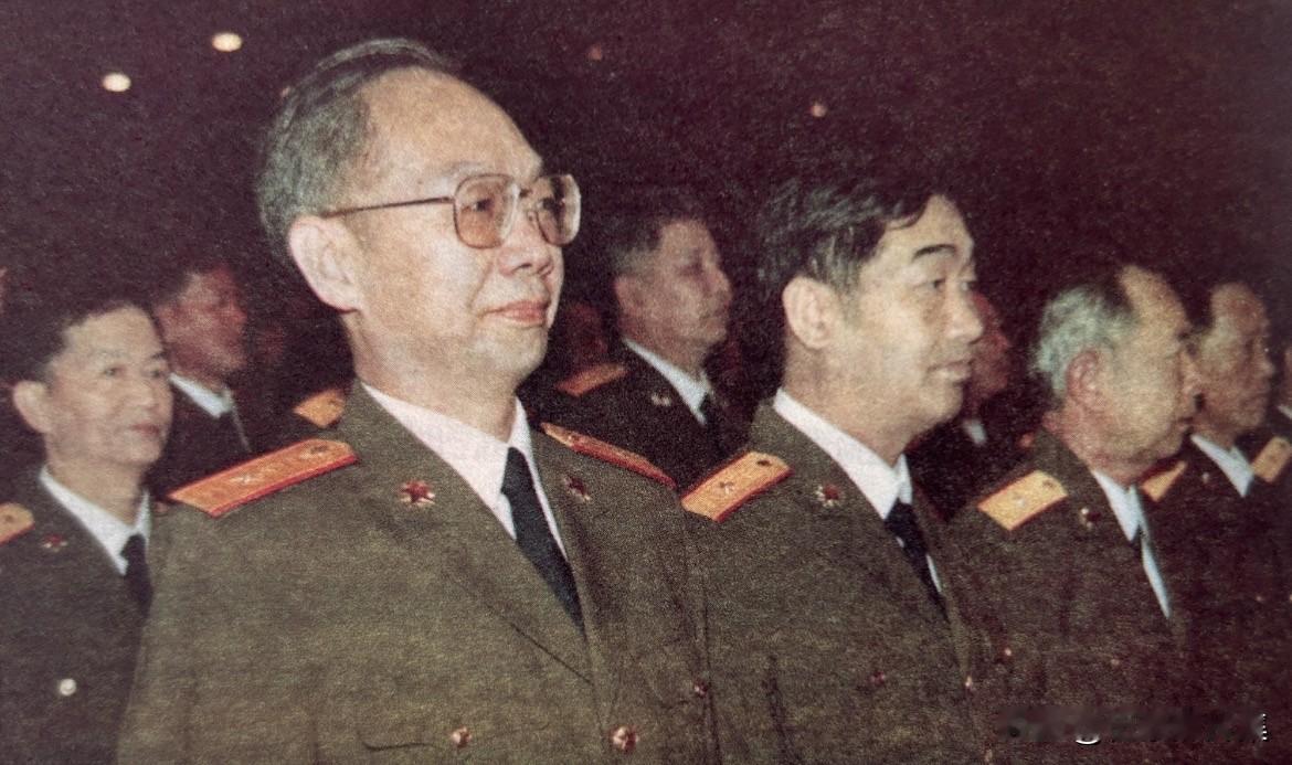 1988年，我军恢复军衔制，首批获授少将军衔仪式上的周尔均，他的另一层身份是周恩