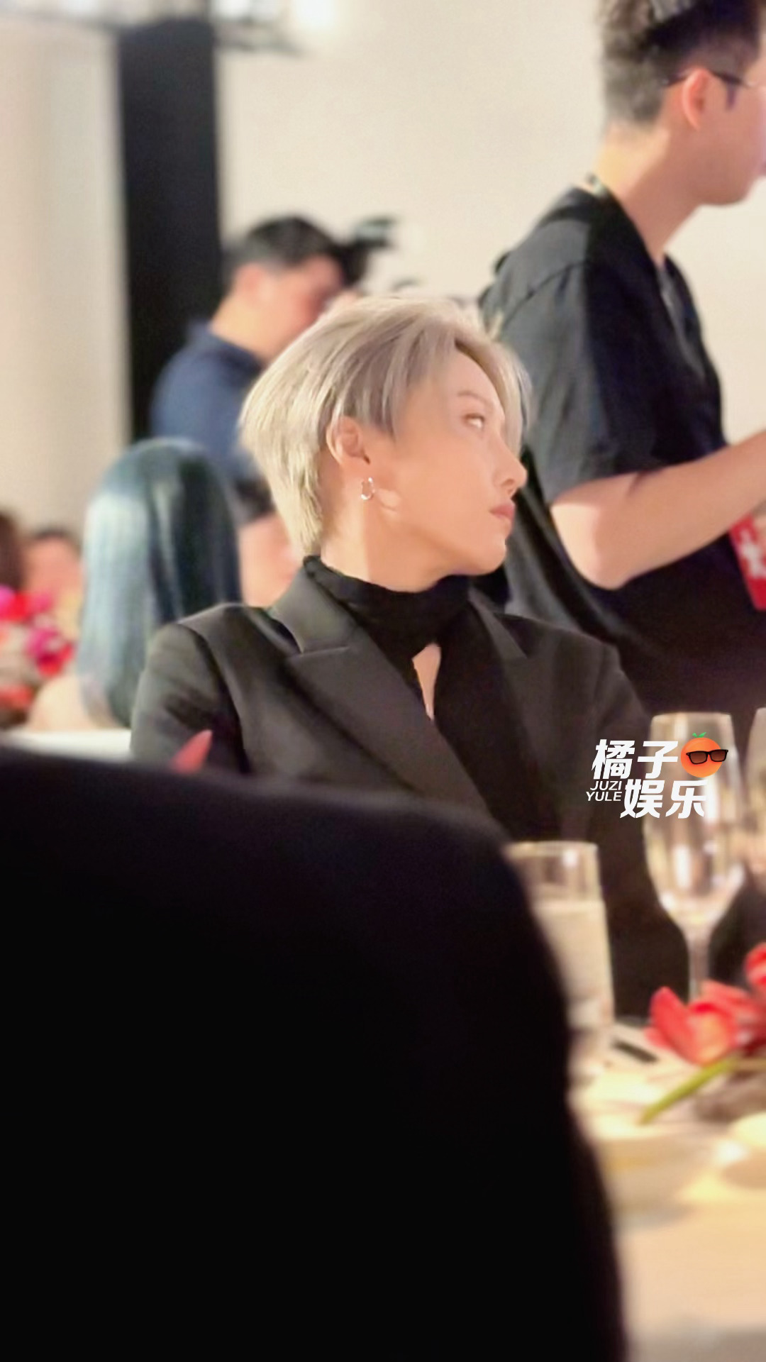 想在刘雨昕的下颌线上滑滑梯🛝Wallpaper中文版设计大奖 参加晚宴的刘雨昕