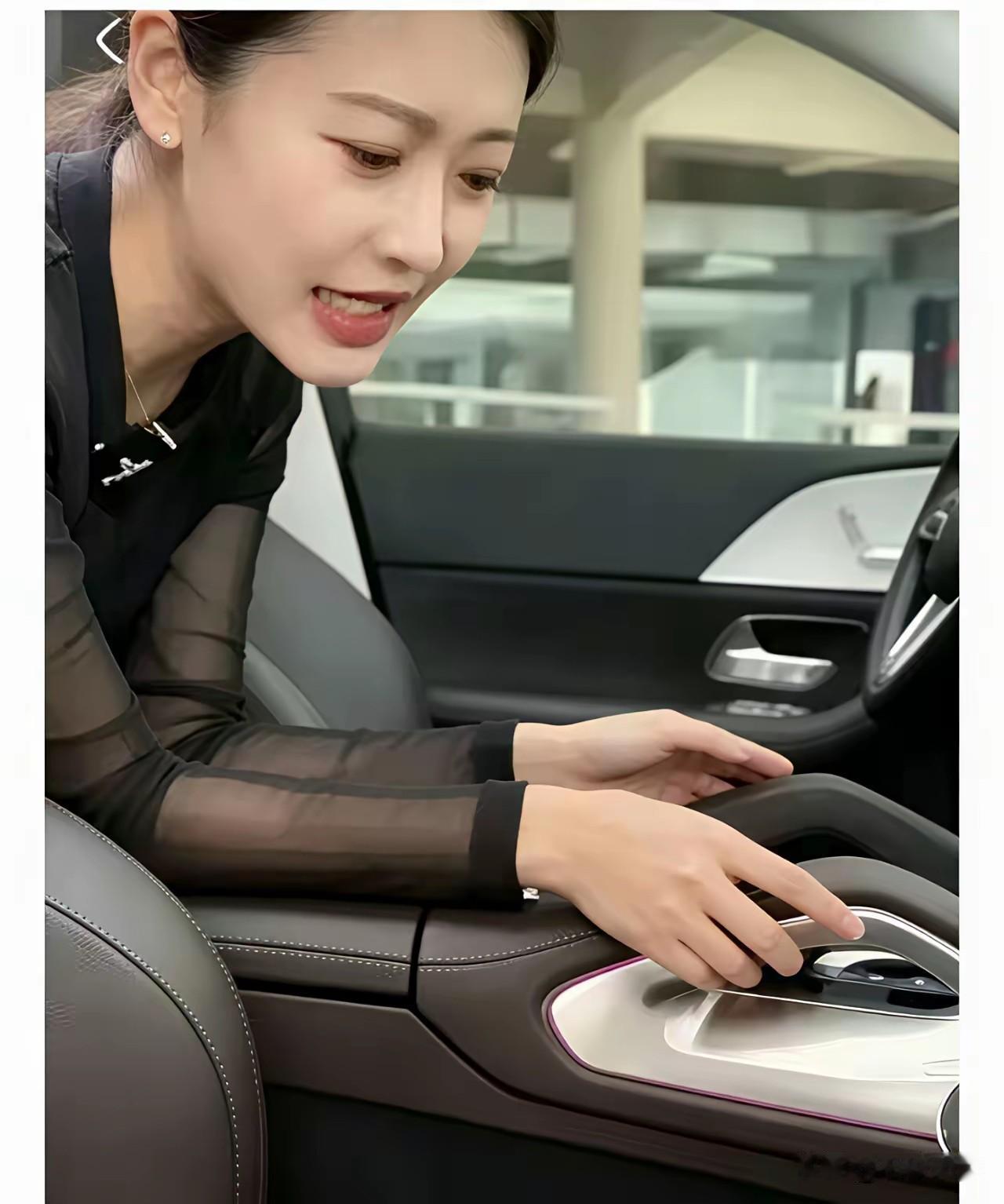 奔驰GLS扶手

扶手主要是托手肘缓解疲劳的，带储物和充电功能～急弯颠簸时能帮着