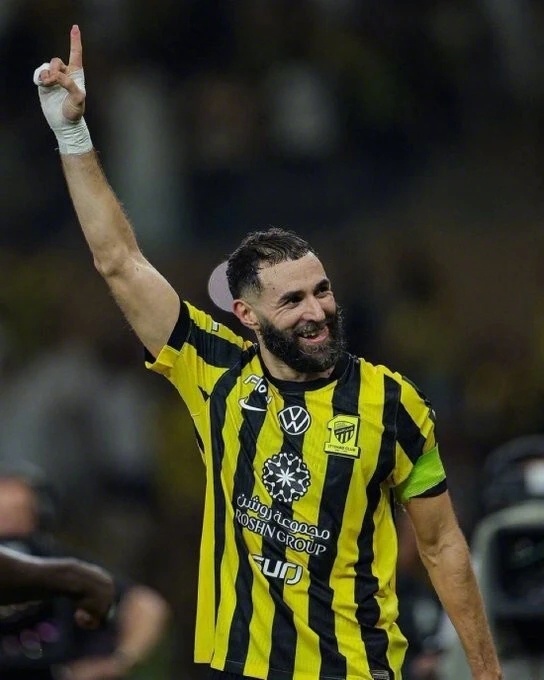 【曝本泽马与利雅得新月签约至2027年】据意大利记者斯基拉报道，本泽马已完成从吉