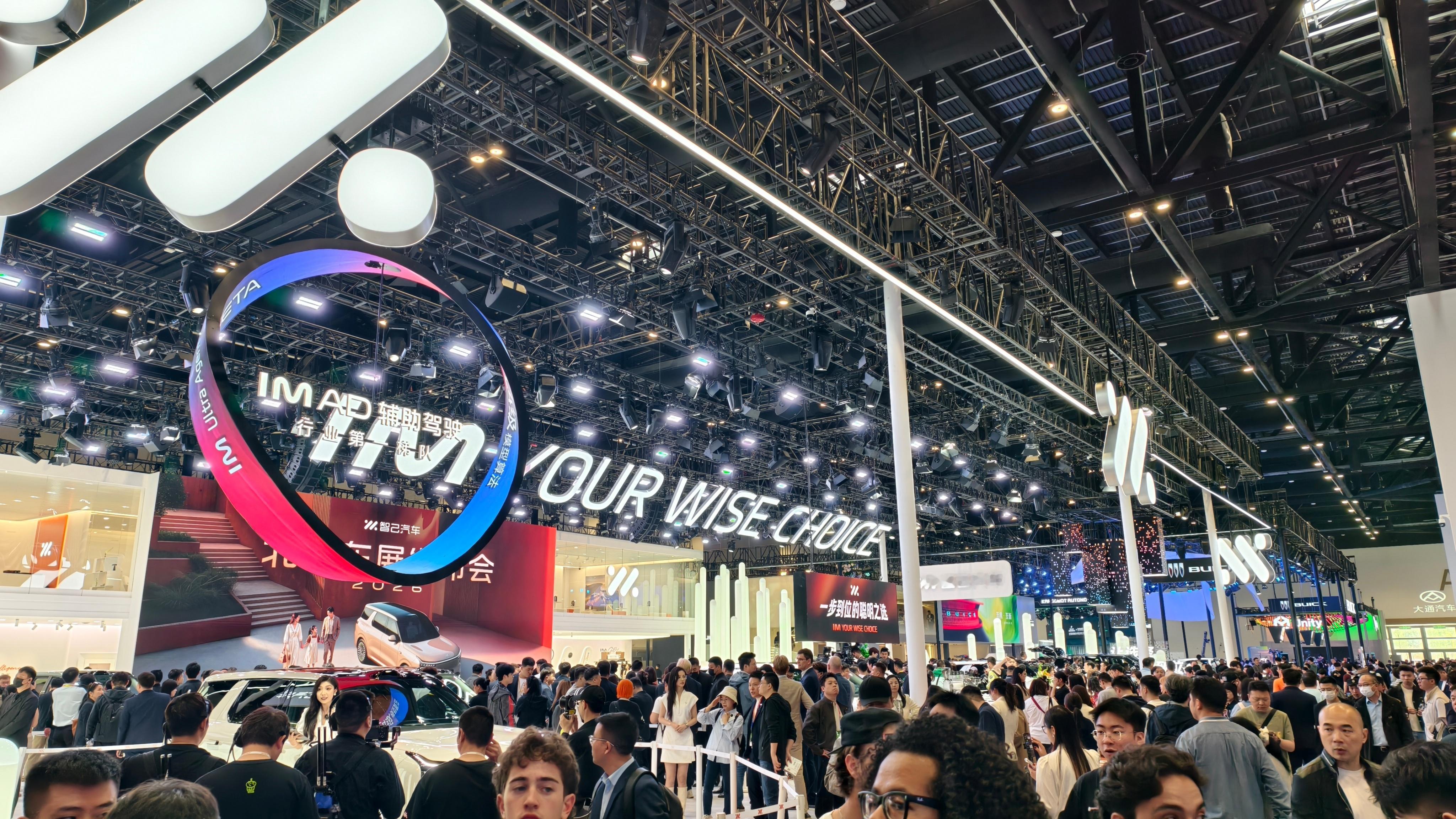 2026北京车展智己展台智己LS8强势出圈，凭借智己LS8震撼上市24.98万起