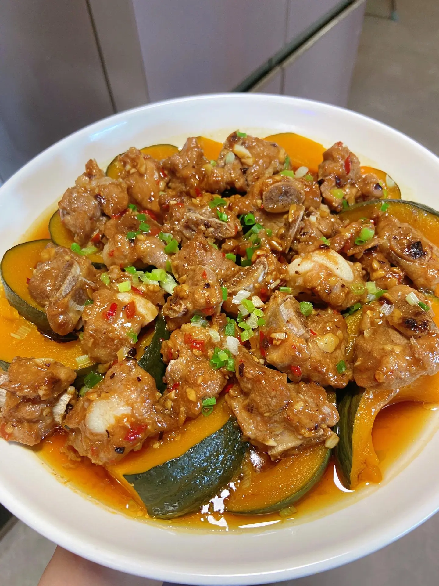 蒜香排骨蒸南瓜，真的巨香巨香的。排骨巨嫩，垫在底下的南瓜吸收了蒜末豆豉...