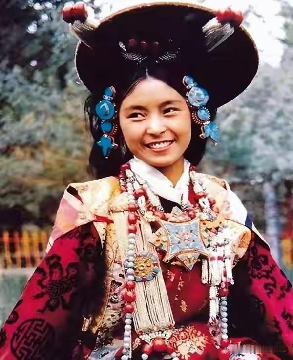 旧西藏贵族的生活极度骄奢，而这是以对农奴的残酷剥削为代价。1959年前，西藏实行