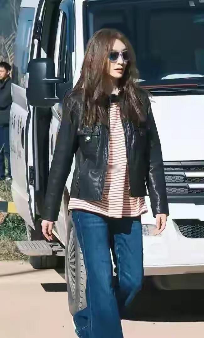 李小冉的中年穿搭真时髦！黑色皮衣+条纹长袖+牛仔裤，休闲又减龄 ！！！！！ 