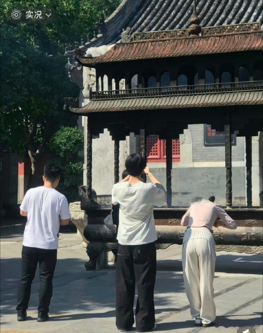 粉丝偶遇苏新皓祈福愿望在时差里开了花，你的祈祷是风，他的出现是回音。原来最好的相