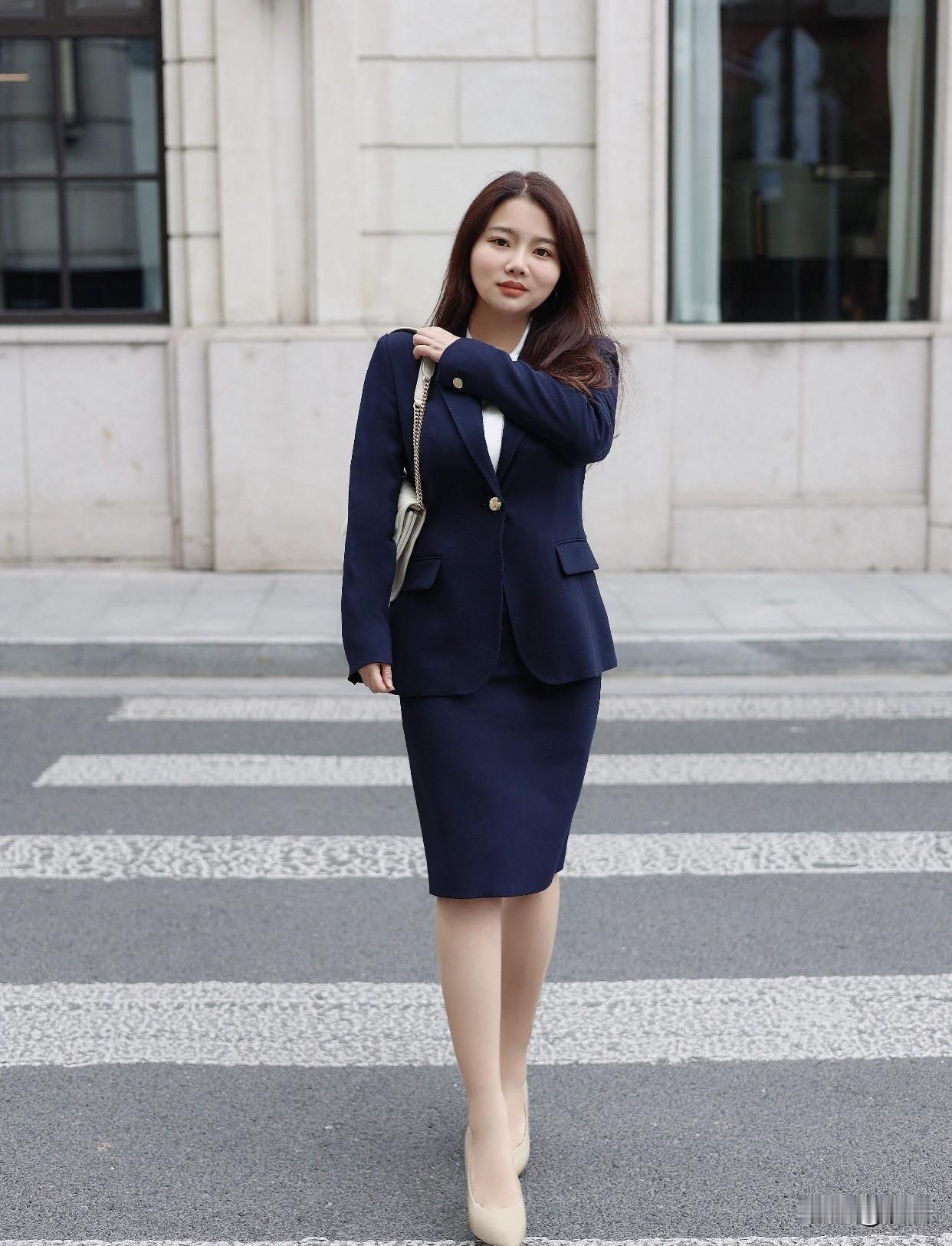 像风衣、白衬衫、打底衫、直筒裙、西装等主单品就很不错。经典卡其风衣可灵活变通；柔