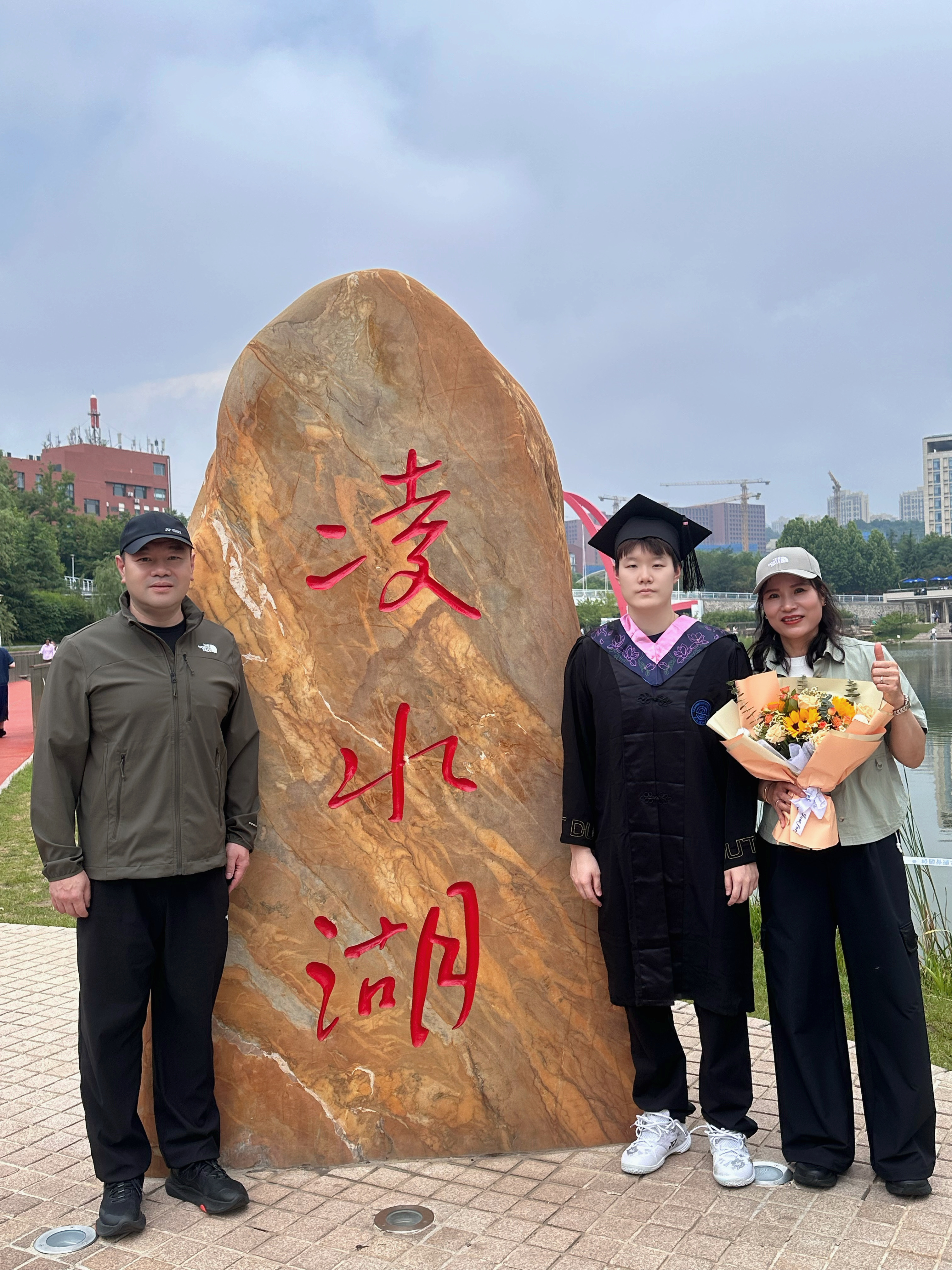 刘圣书社媒更新：顺利毕业！课堂任务下线！训练任务持续在线🫡中国羽毛球队羽毛球
