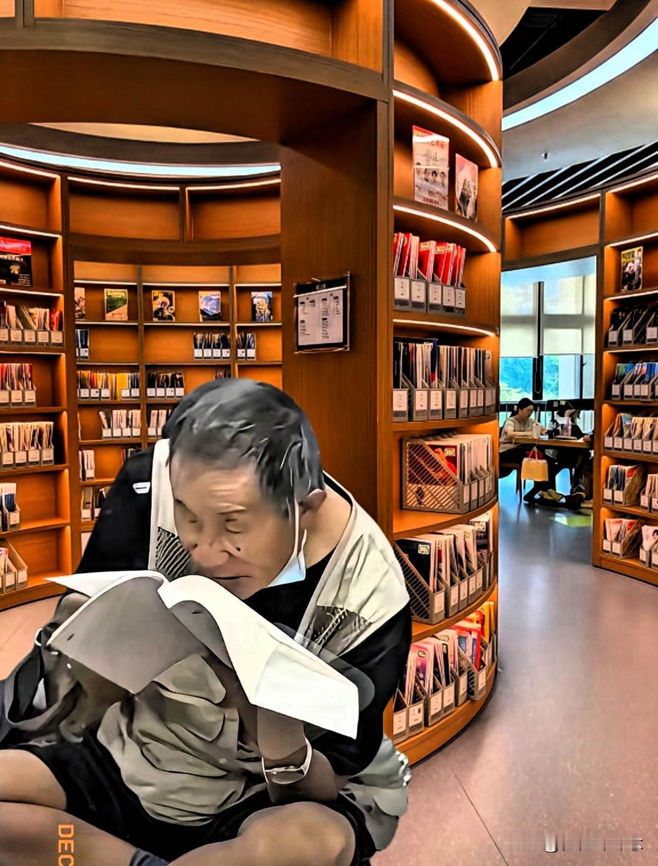 这投诉的人怕不是脑子进水了吧！

 上海一书店惊现离谱投诉！

六旬老人天天背帆