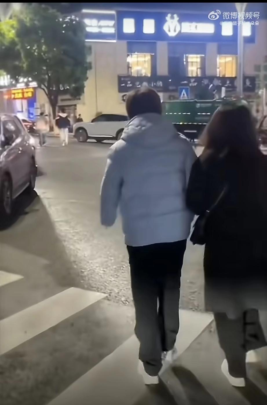 蒯曼身边这个跟的这么近的女孩是队友吗？
其实不是的，此时的蒯曼一个人在马路上，结