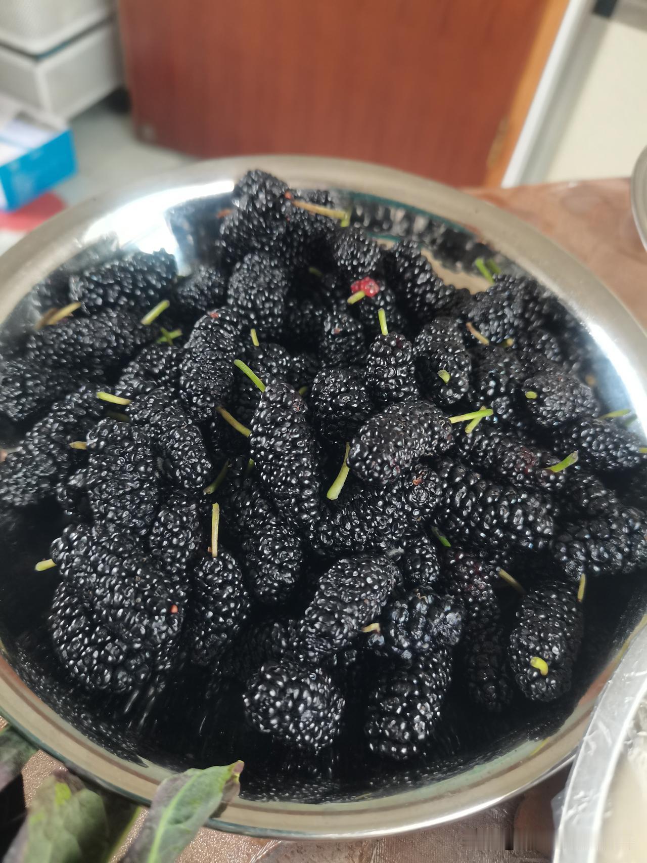 这个泡酒喝有什么功效？
邻居给我的黑桑葚，让我泡酒喝。
邻居说，她们家一年泡好几