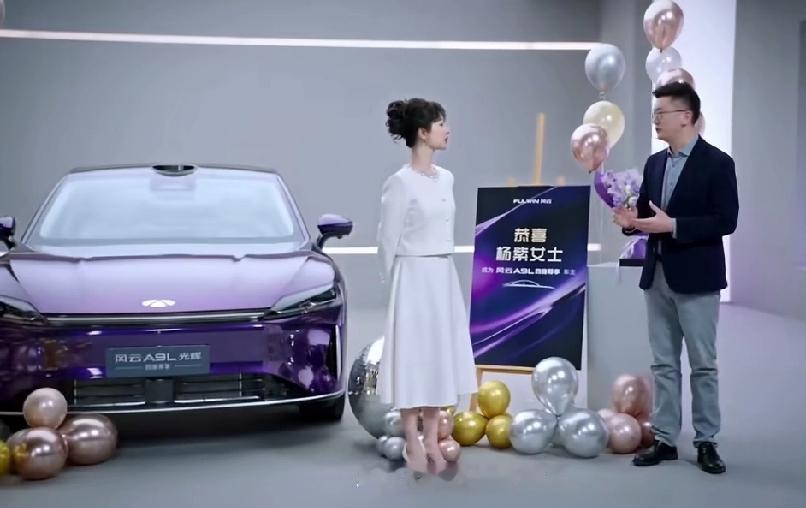 杨紫喜提奇瑞新车，颜色选的刚好是紫色，和她名字里的紫相呼应，氛围感拉满。

同时