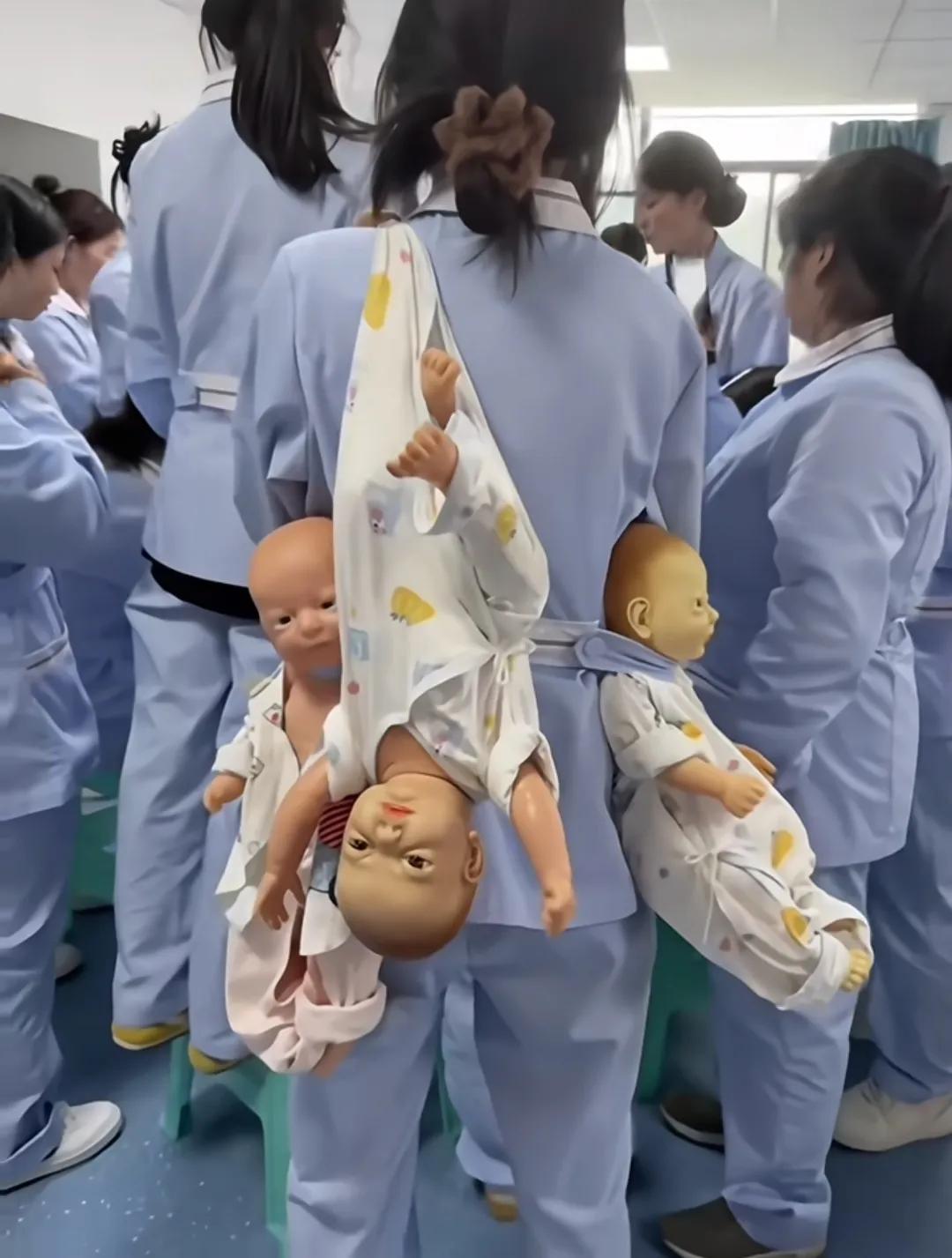 护士小姐姐带娃玩起“倒挂金钩”，宝宝玩偶腰上挂两个、倒挂背一个，这操作太搞笑了！