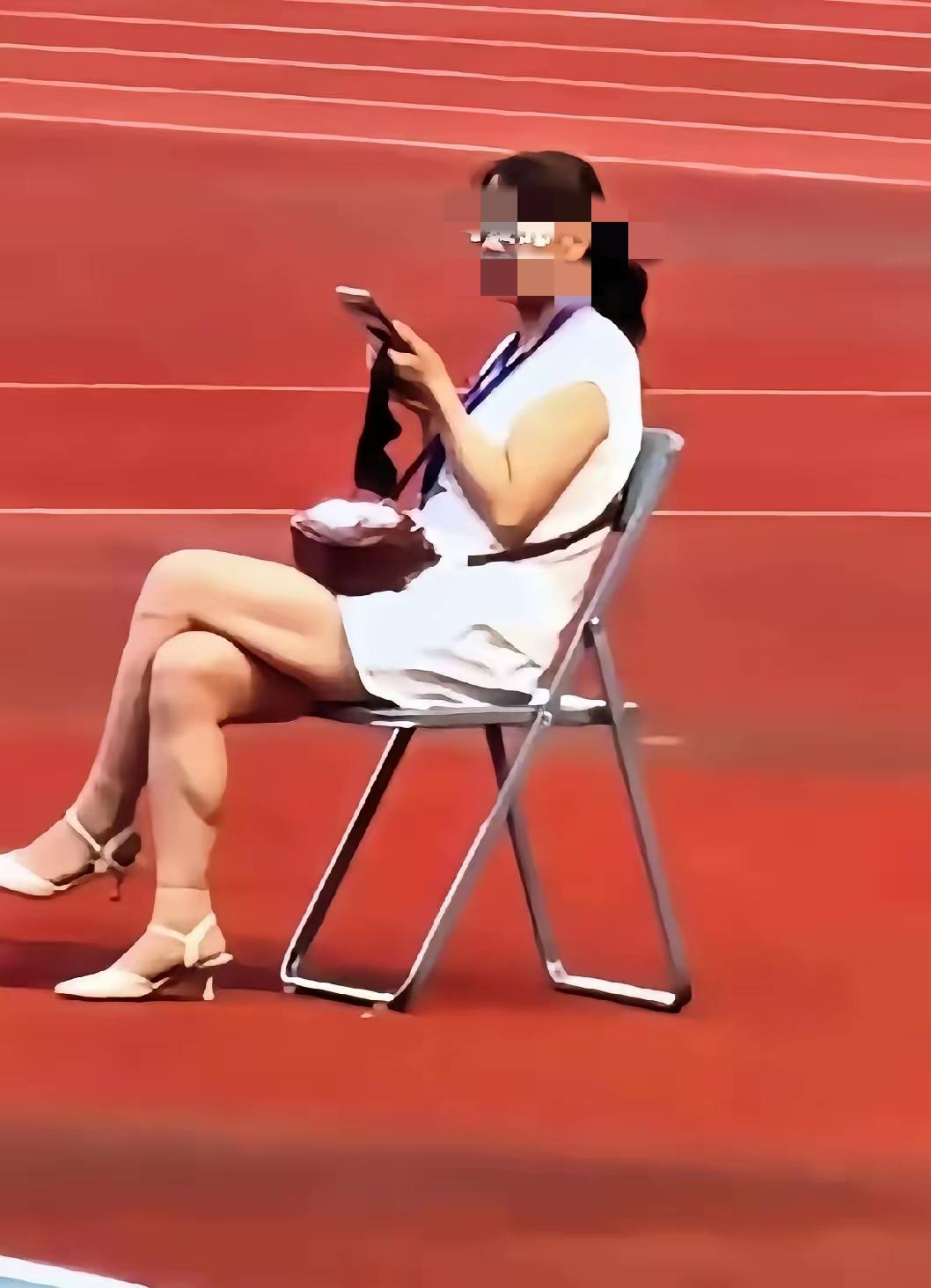 不用为她狡辩！甘肃平凉奏国歌事件的当事女子，不是残疾人，不聋不瞎也不哑，而是实实