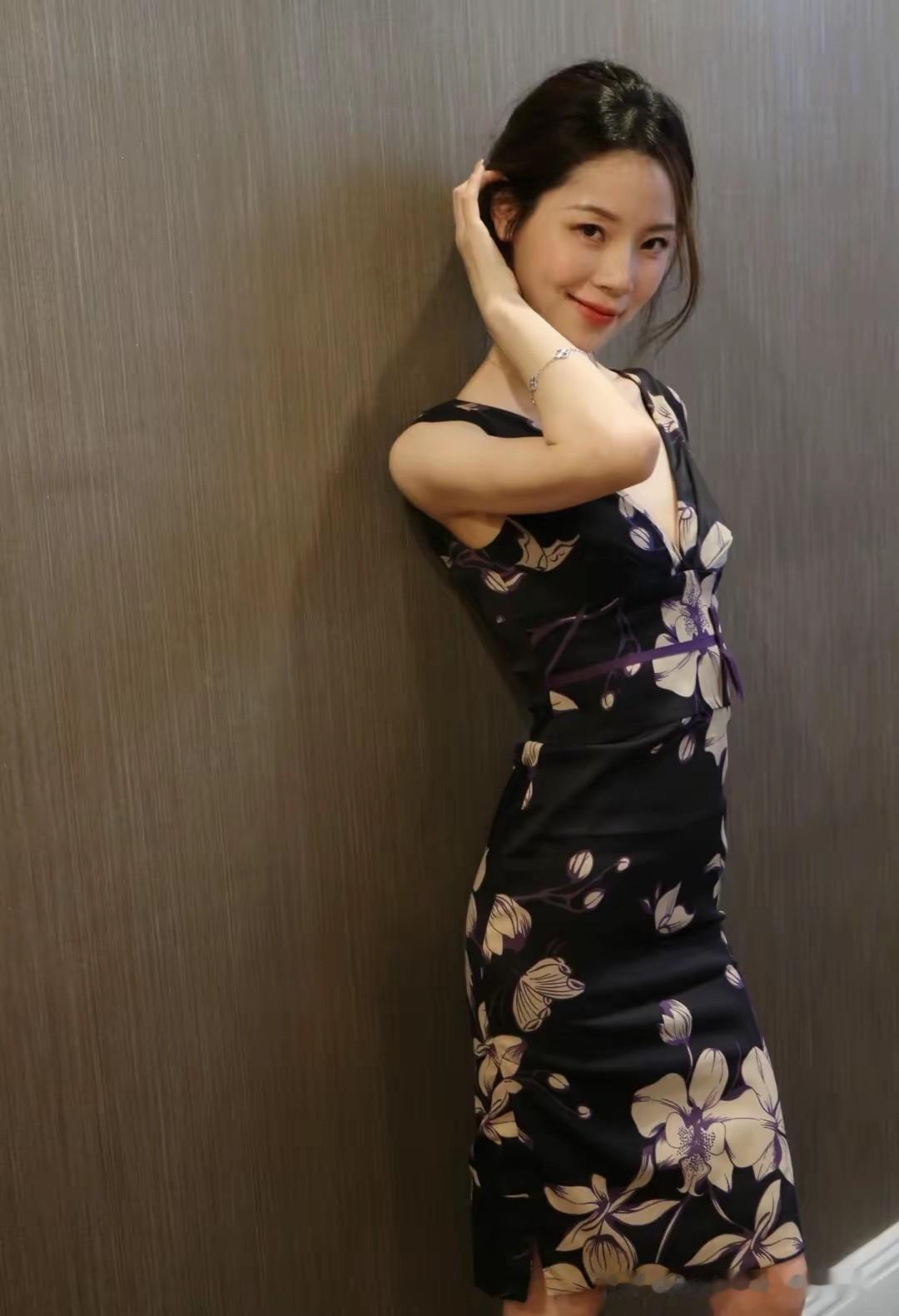 复古花卉款式永不过时，兼顾美感与得体，日常穿搭闭眼选都不会出错。复古雅致穿搭 复