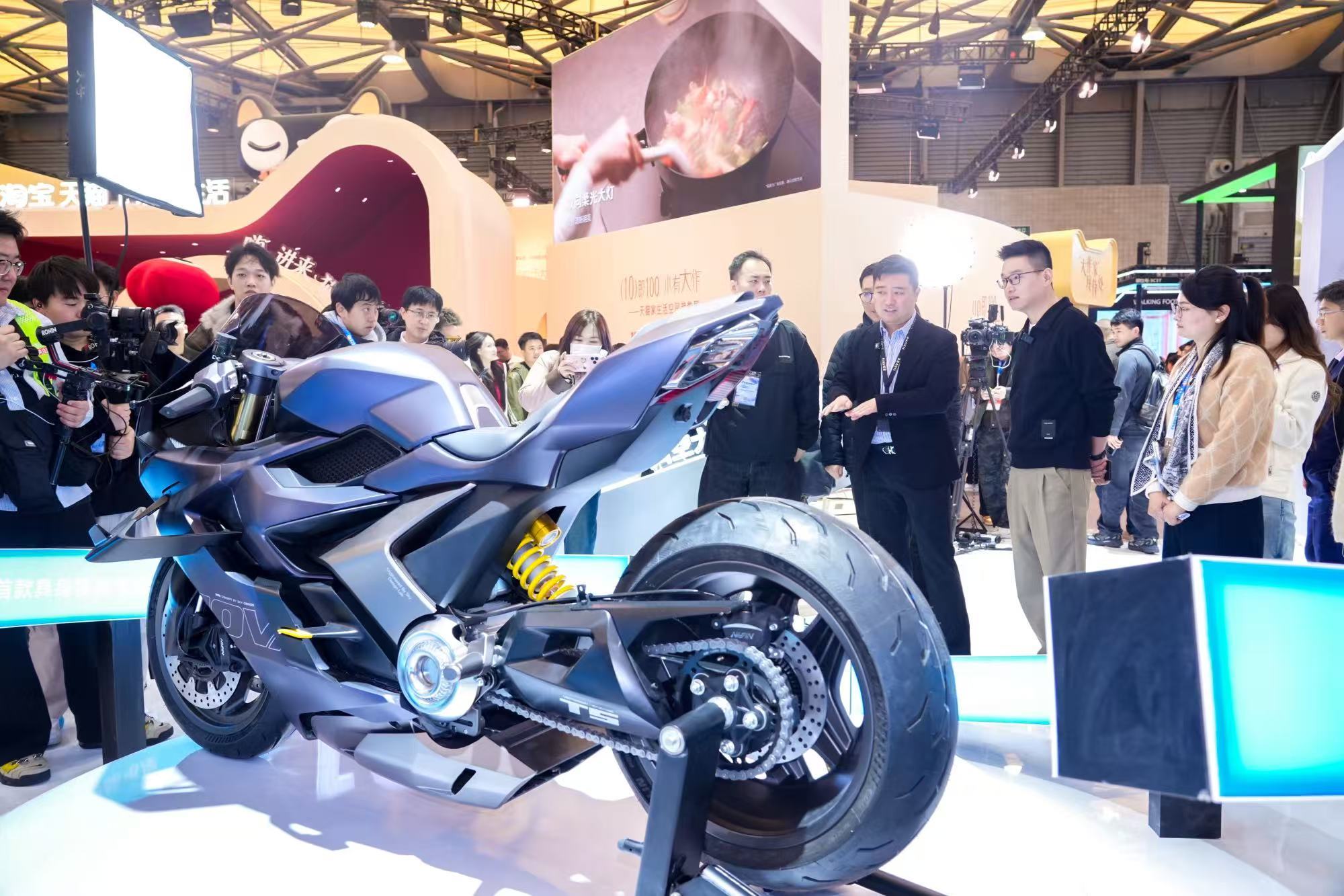 两轮出行进入AI时代 首驱把汽车级AI装进电摩，感知、决策、操控一步到位，让两轮