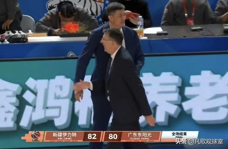 广东客场领先18分的情况下最后被新疆逆转，如果要找个人为输球担责，我认为会是杜锋