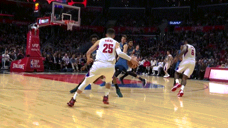 小里弗斯0.3秒的变向，直接晃倒对手。脚踝终结者训练营